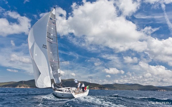Яхта под парусом