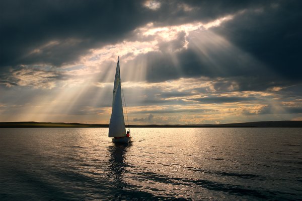 Яхта вдалеке