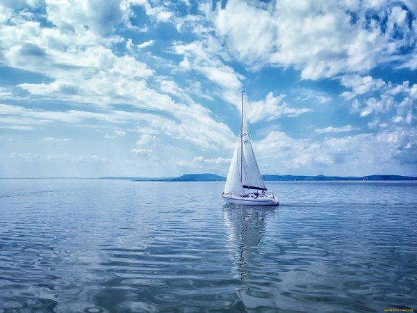 Яхта в море