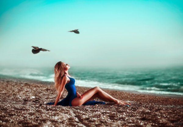 Девушка у моря зимой