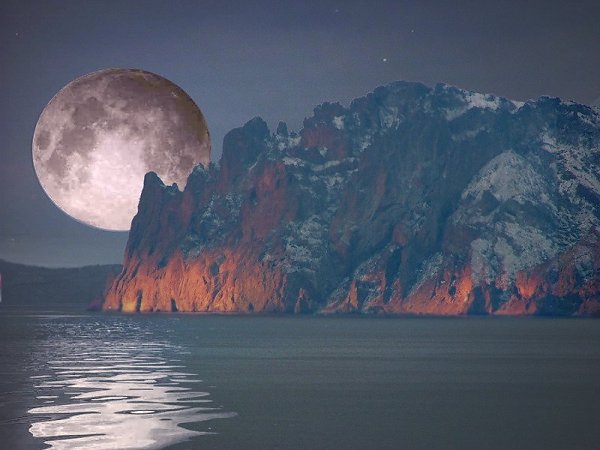 Горы и море ночью