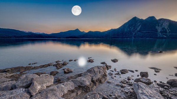 Луна и море