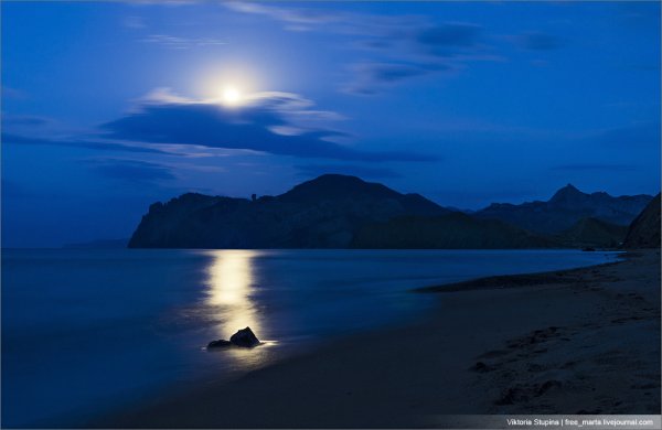 Луна на берегу моря