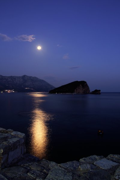 Луна на фоне моря