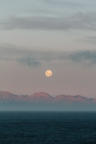 Луна и море