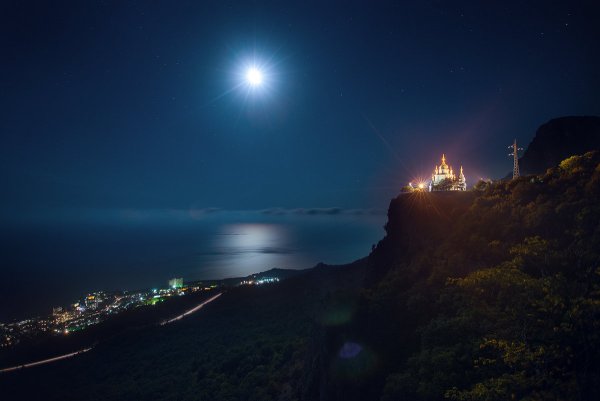 Горы и море ночью