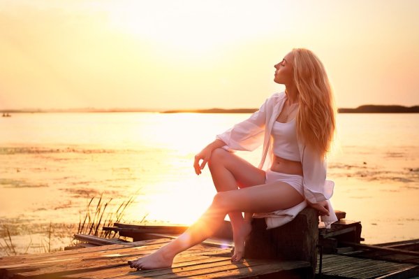 Девушка на берегу