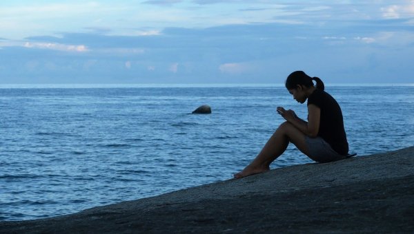 Блондинка на море со спины