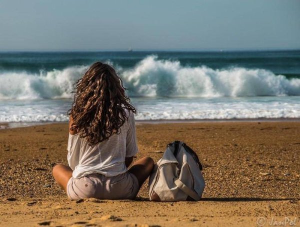 Девушка на море со спины