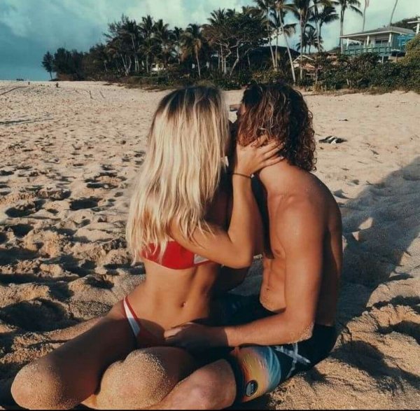 Счастливые пары со спины