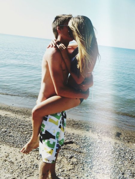 Блондинка с брюнетом на море