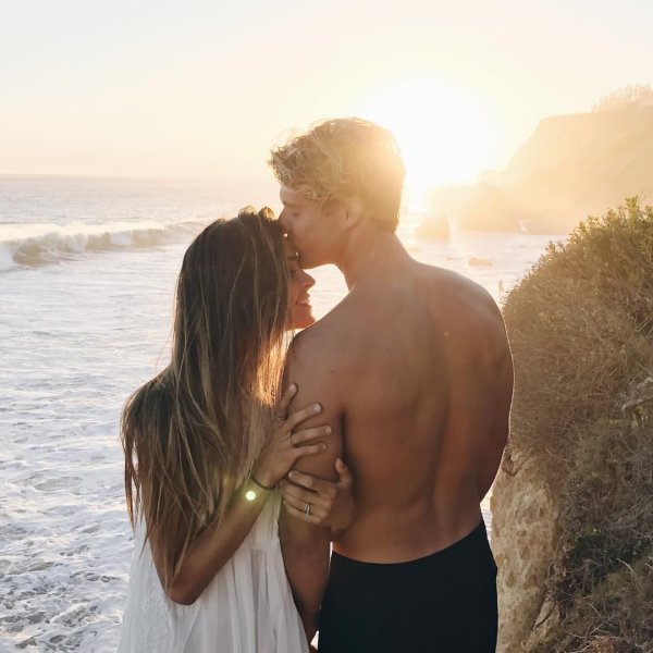 Блондинка с мужчиной на море