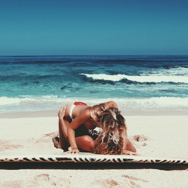 Влюбленные блондинка и блондин