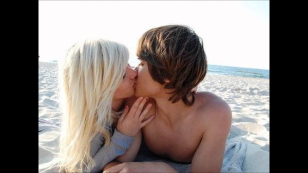 Блондинка с мужчиной на пляже