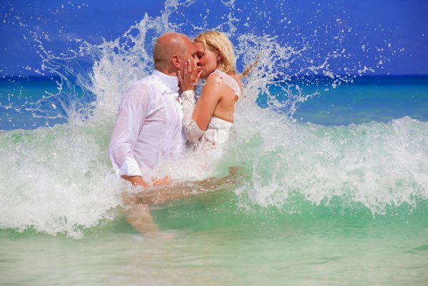 Блондинка с мужчиной со спины