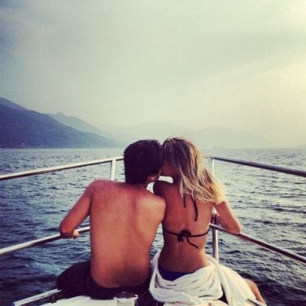 Обнимает девушку