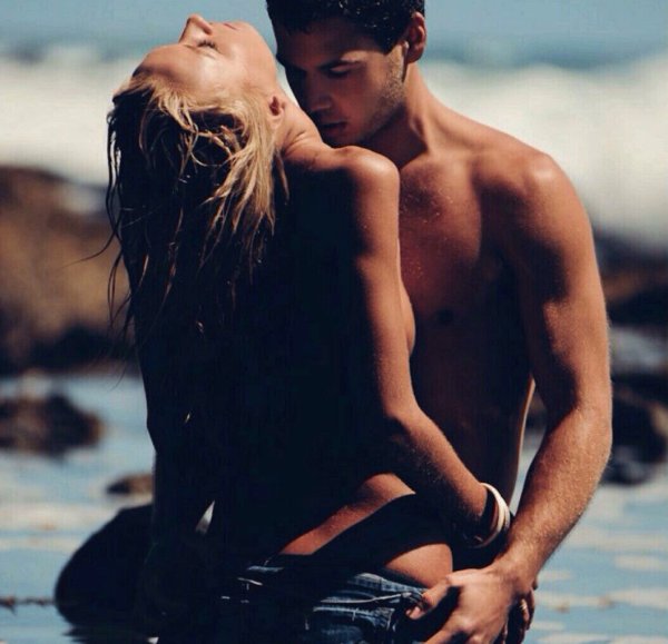 Поцелуй с блондинкой на море