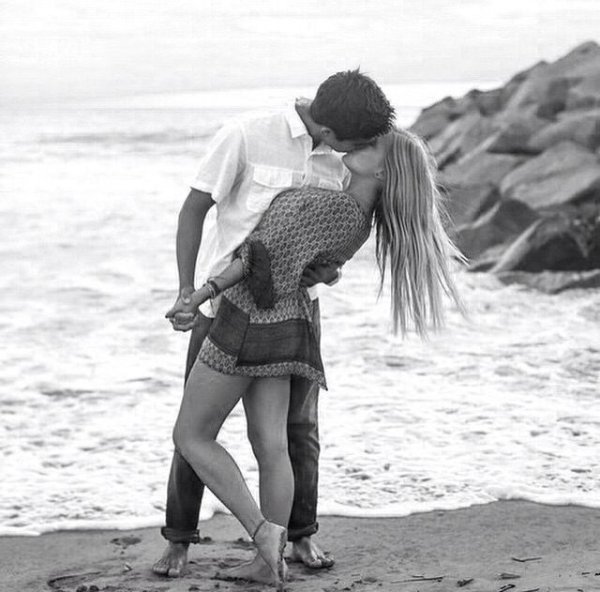 Влюбленная пара на берегу моря