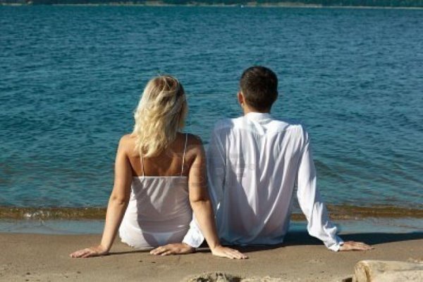 Блондинка с брюнетом на море