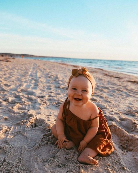 Маленькие дети на море