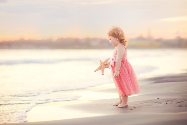 Дети на море спиной