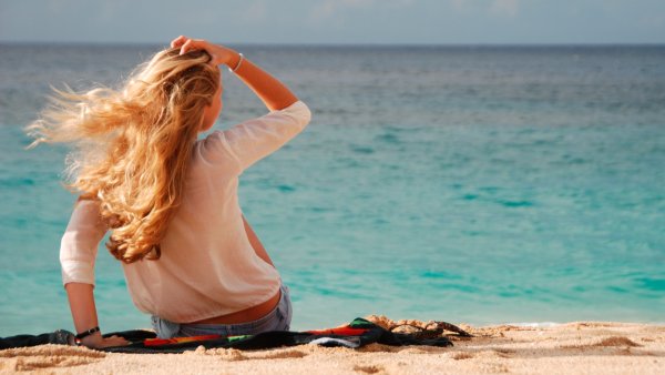 Женщина на закате солнца