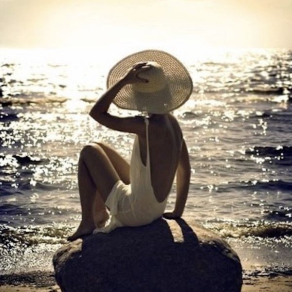 Спиной на фоне моря