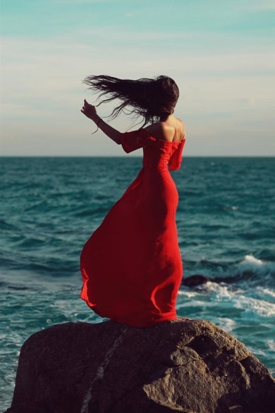 Девушка в шляпе на пляже