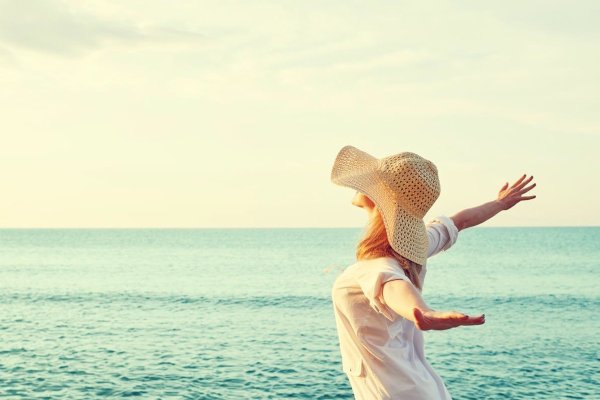 Счастливая девушка на море