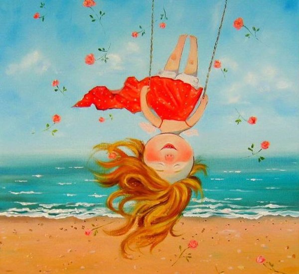 Девушка бежит к морю