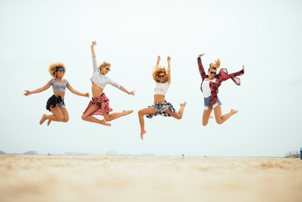 Парень с девушкой на берегу моря