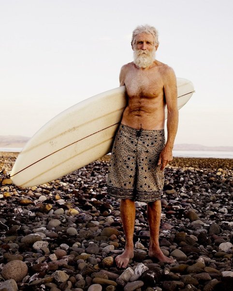 Одинокий старик на берегу моря