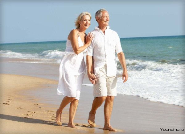 Пожилые люди на пляже