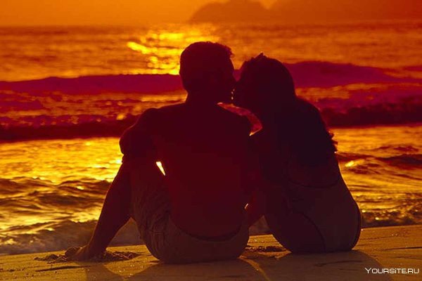 Влюбленная пара на море