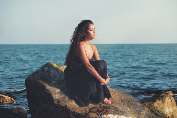 Задумчивая девушка на берегу моря