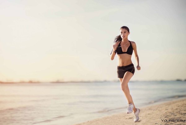 Девушка бежит на пляже