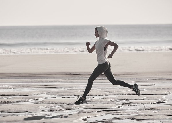 Девушка бежит по морю