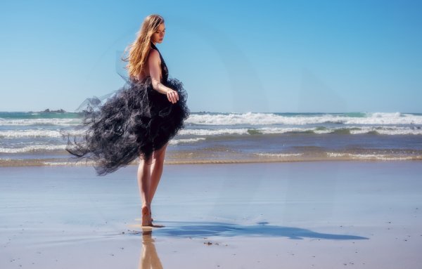 Девушка бежит в платье