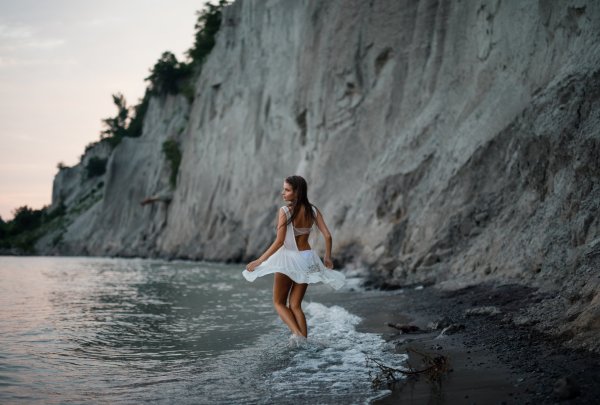 Радостная девушка на море