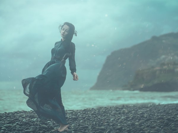 Девушка бежит по берегу