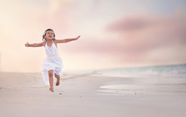 Девушка на берегу моря