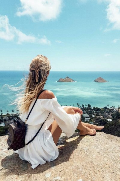 Девушка на берегу моря