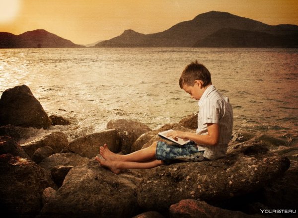 Мужчина сидит на Камне