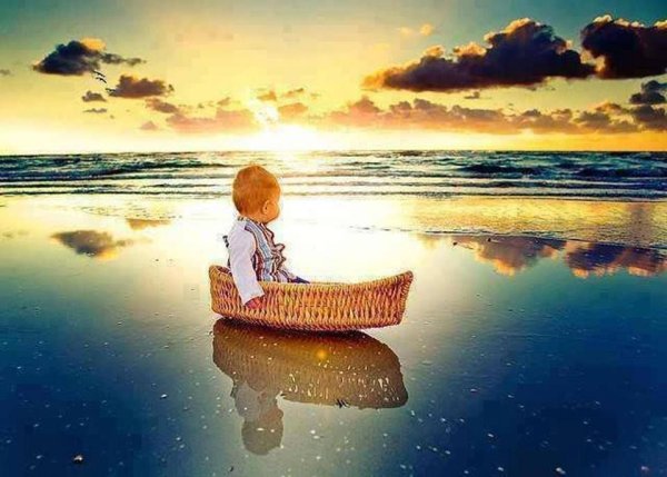 Малыш на берегу моря