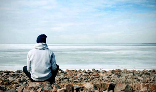 Парень на лодке на берегу моря