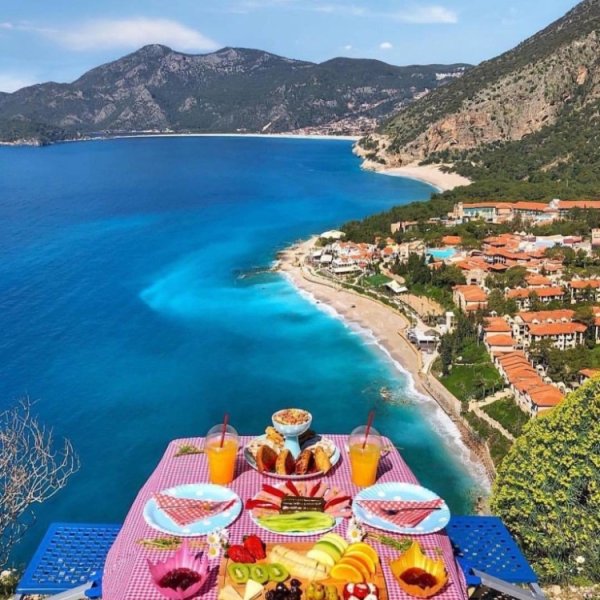 Девушка с коктейлем на пляже