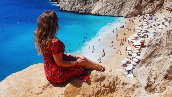 Девушка в купальнике на море на пончике