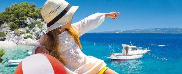 Девушка на лежаке