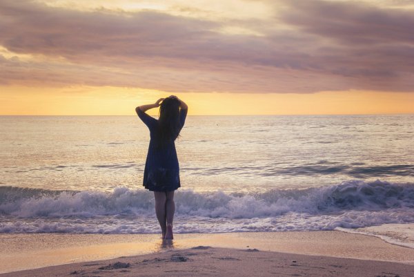 Блондинка на море со спины