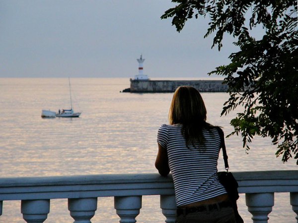 Женщина на море со спины